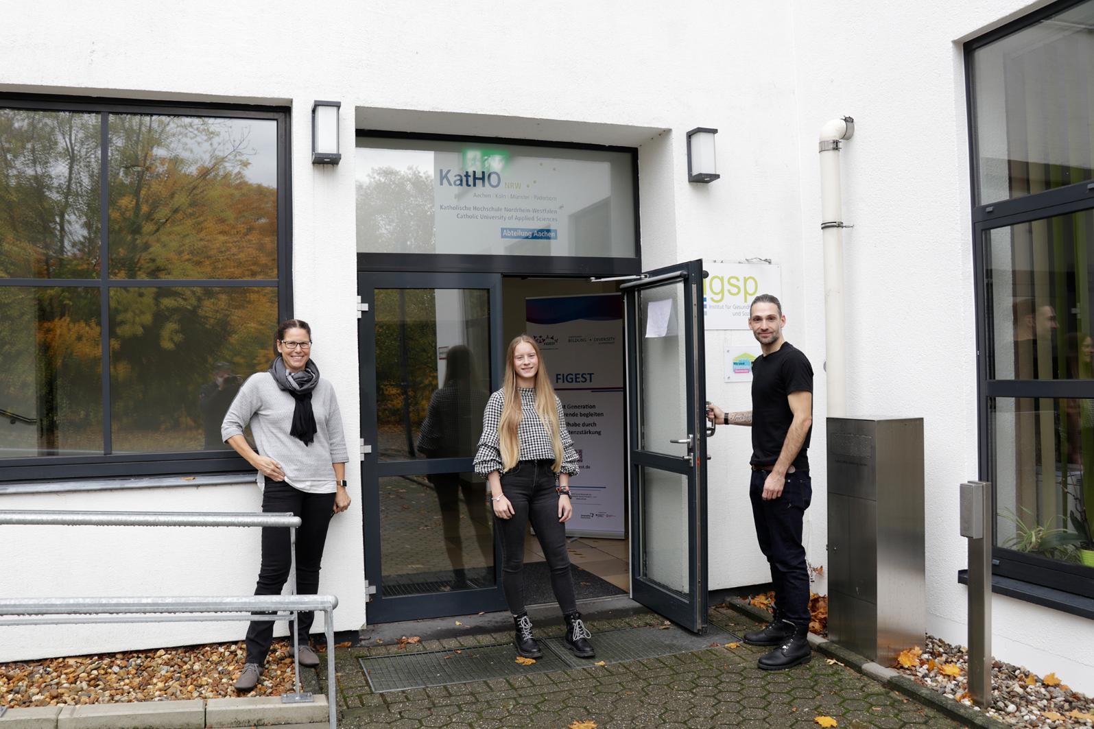Öffnen Türen für First-Generation-Studierende: Anna Zeien, Transferreferentin im Projekt Figest (links) der Katho Aachen, mit Elena Alavanja und Oliver Stöber. (c) Pressefoto der Katho