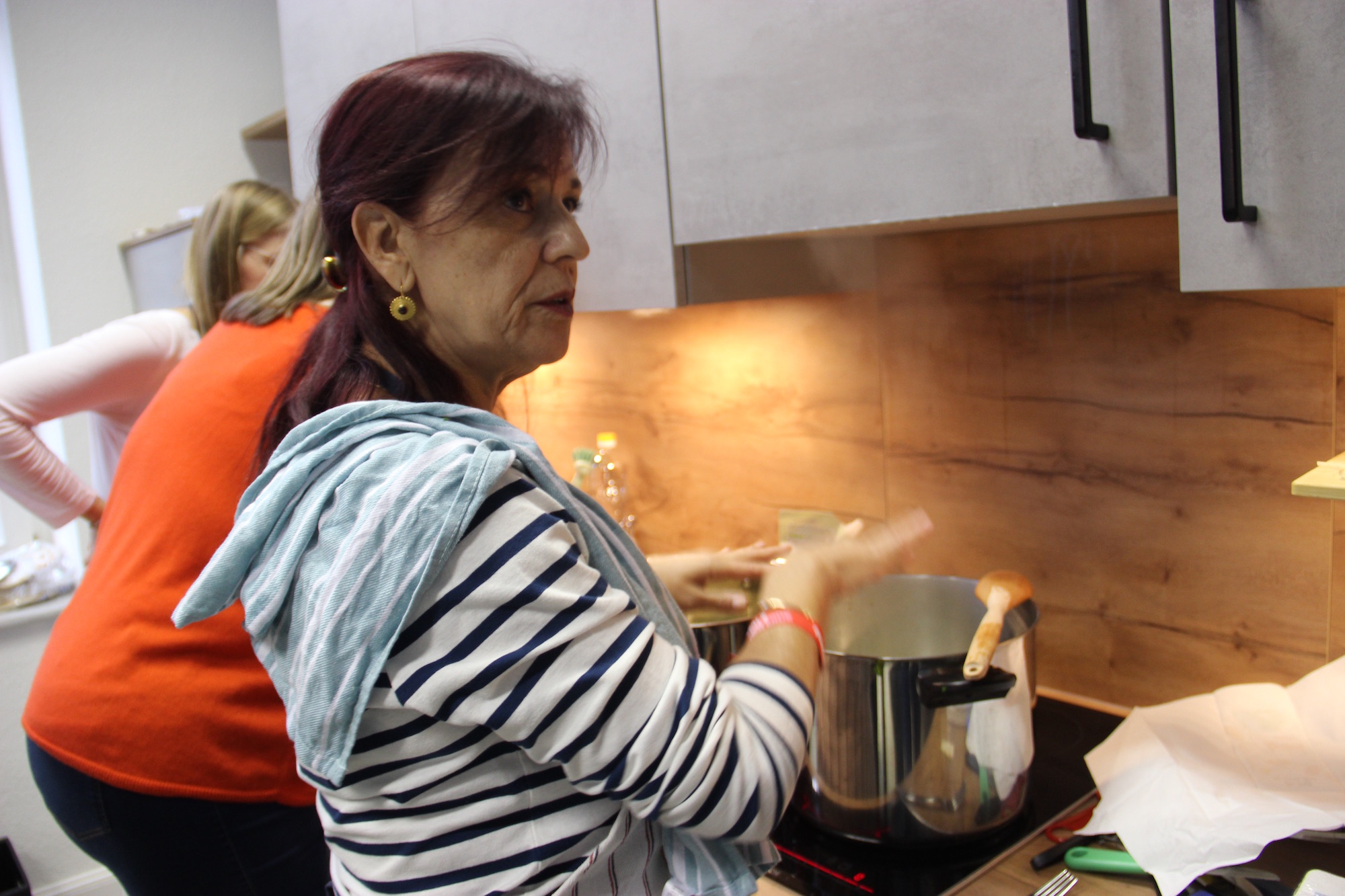 Danielle, die die Kochwerkstatt ihrer Initiative organisiert, hat auch die Leitung beim Kochen im Josef:a Eck übernommen. (c) Andrea Thomas