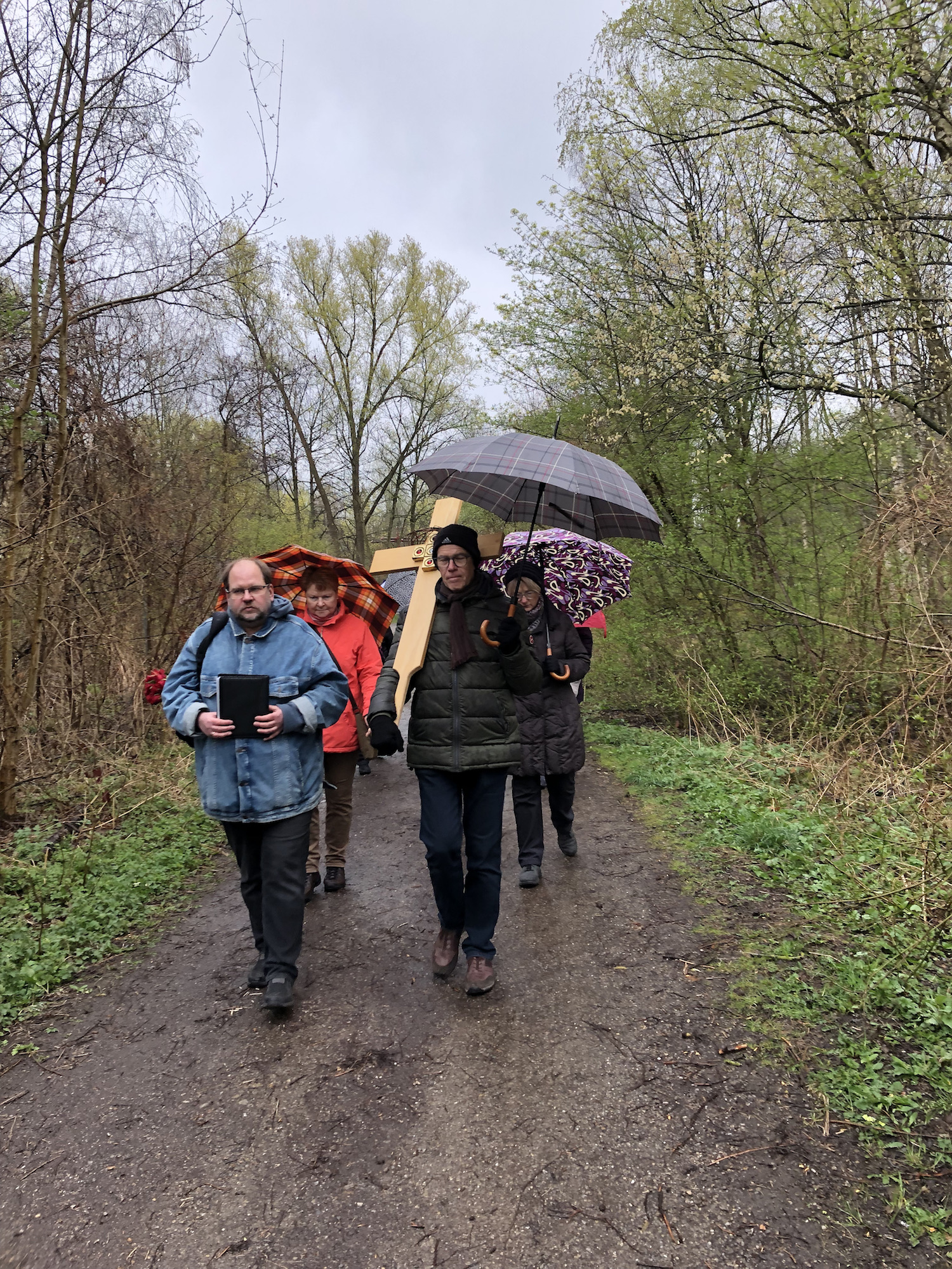 Das Wetter ist eher bescheiden, doch das stört die Teilnehmenden nicht. Irgendwie passt es. (c) Andrea Thomas