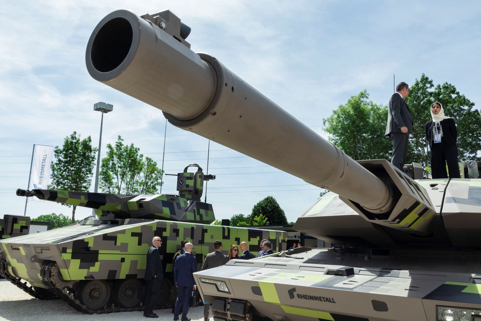 Die Rüstungsbranche, mittlerweile gerne „Defense“ genannt, erlebt einen Boom. Hier stellt der deutsche Konzern Rheinmetall neue Produkte auf einer Messe vor. (c) Didier Ruef/Redux/laif