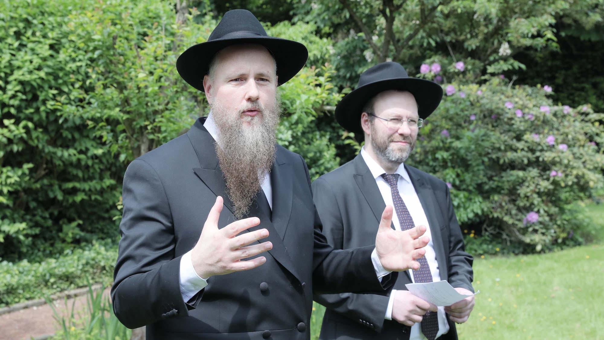 Rabbi Yitzchak Mendel Wagner (links) und Samuel Naydych (Vorsitzender der jüdischen Gemeinde Krefeld) (c) Dirk Jochmann