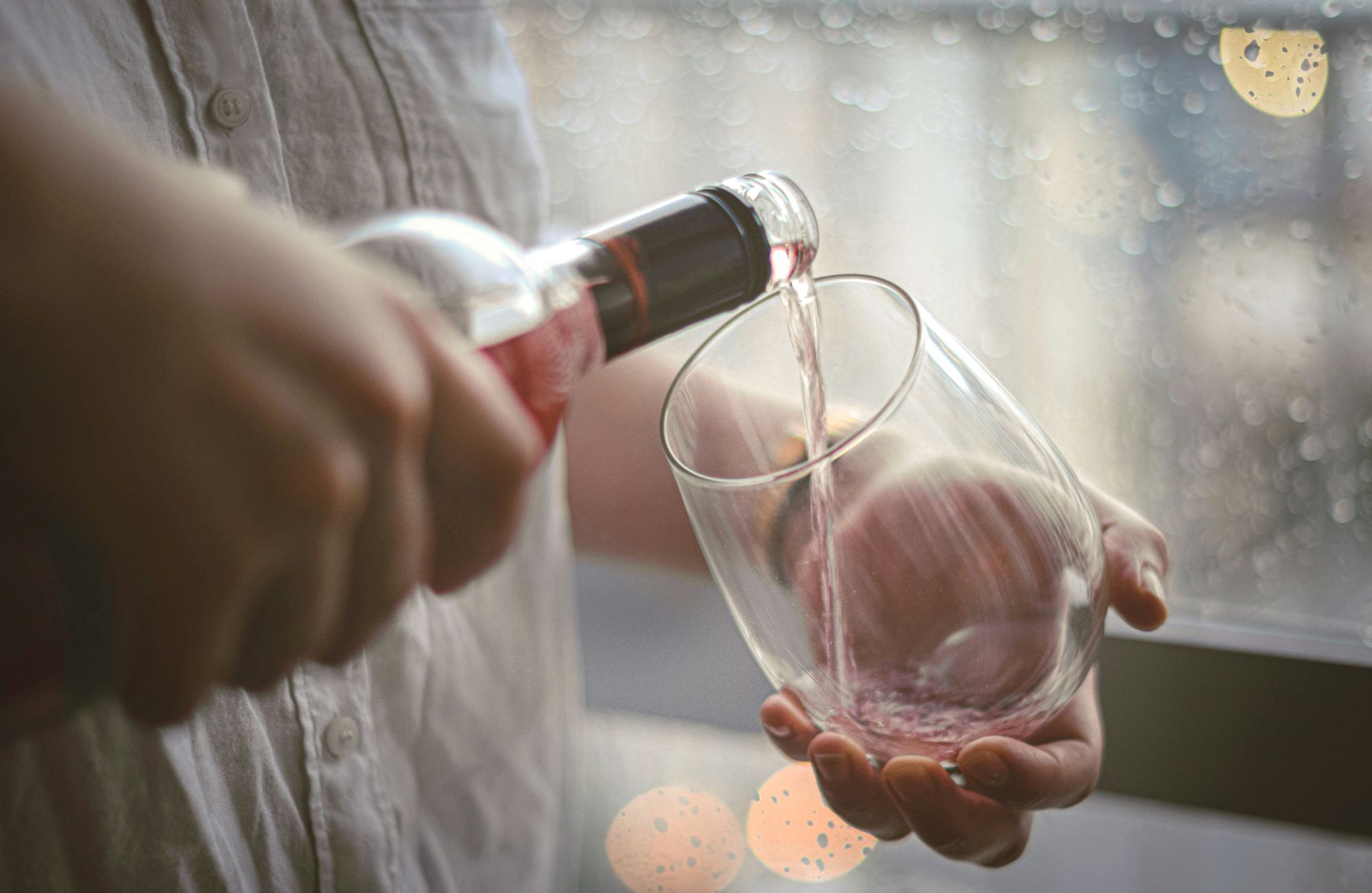 Ein Gläschen in Ehren? Alkoholkonsum wird oft verharmlost. (c) Marion Cervela/unsplash.com