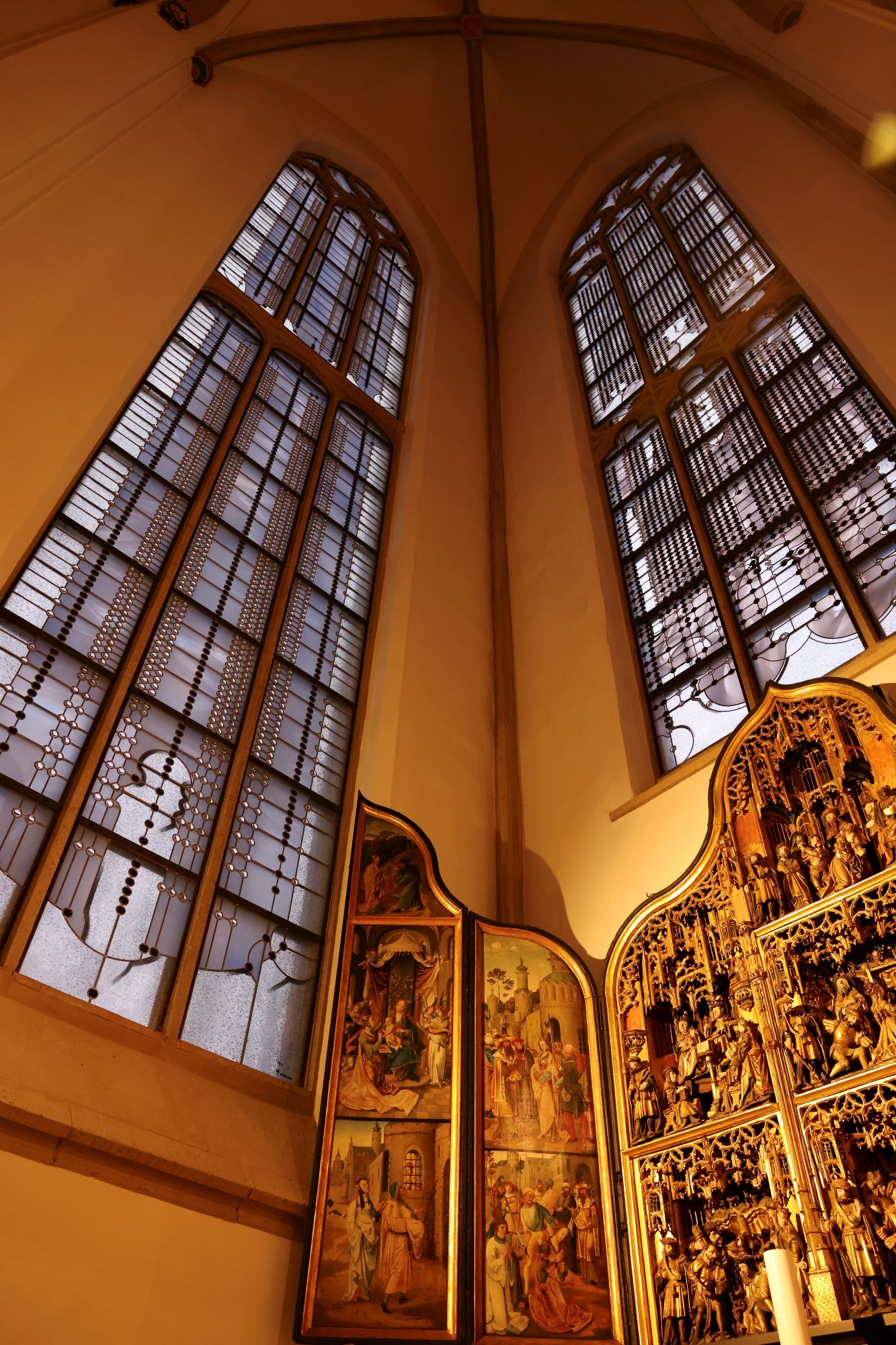 Das erste Schaffrath-Fenster (rechts) wurde bereits 1987 eingesetzt. Nun ist das Ensemble komplett. (c) Stephan Johnen