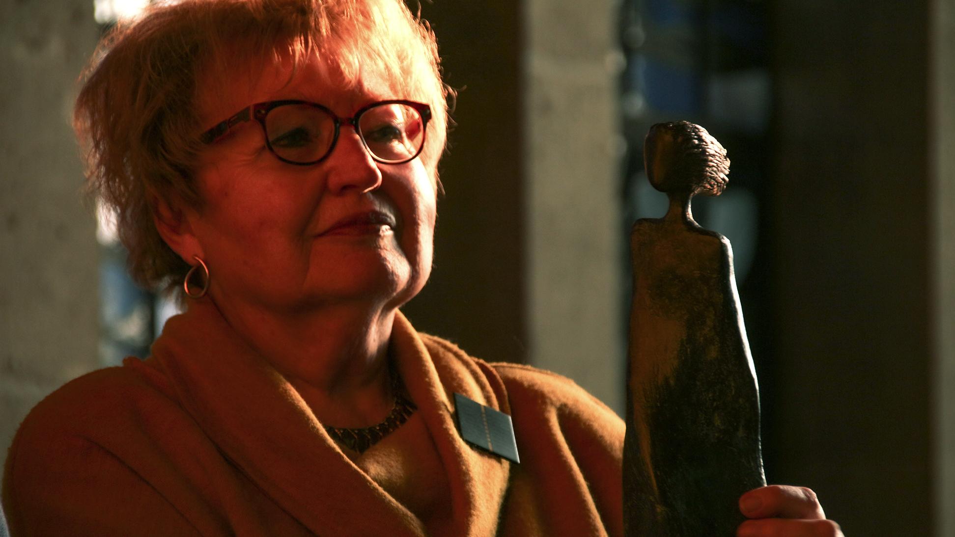 Peggy Kanacher mit ihrer Skulptur „Gegenwind“, die symbolisch für Standhaftigkeit ist. (c) Dorothée Schenk