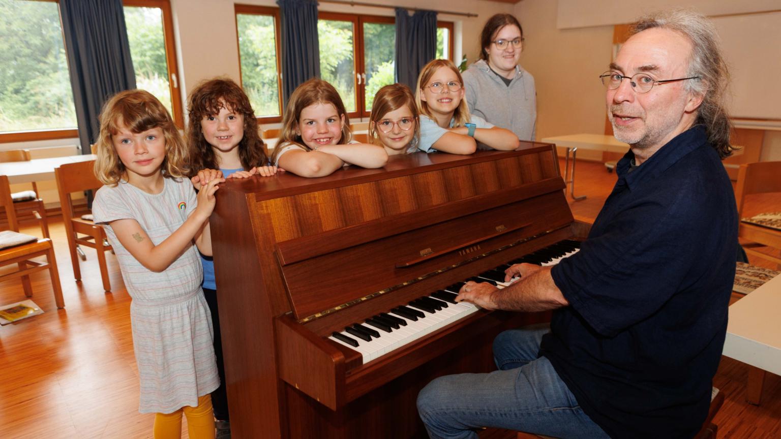 Jule, Olivia, Lola, Anna, Ida, Elisa (v.l.) und der Maestro am Klavier … (c) Samla