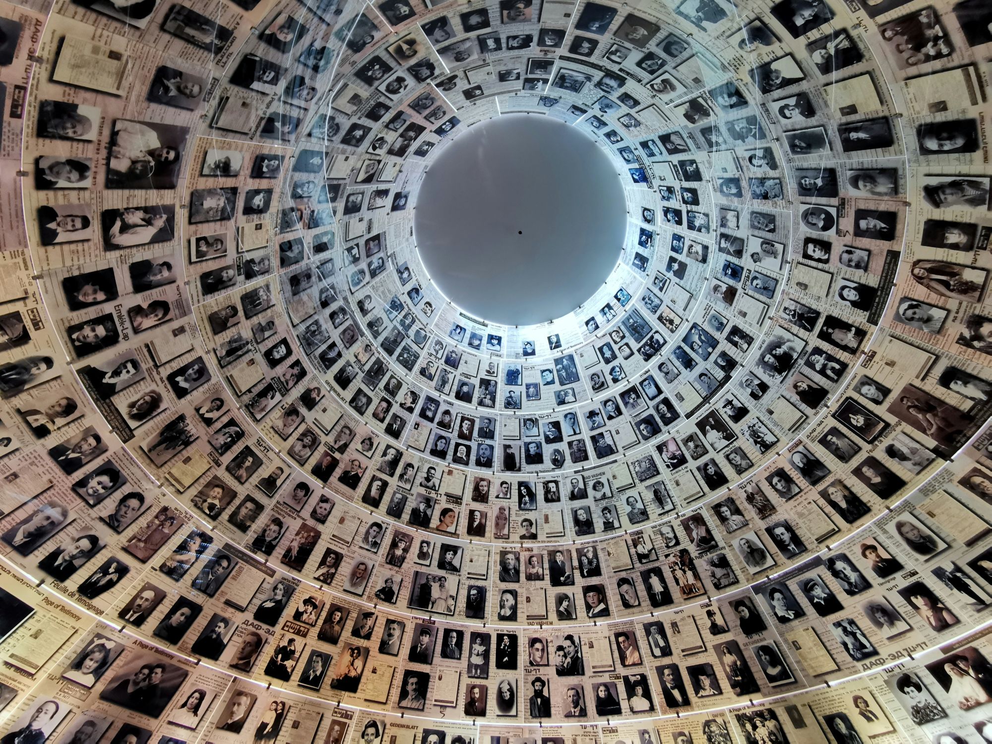 Rassismus, Antisemitismus und Menschenfeindlichkeit: Der Holocaust forderte Millionen Opfer. Unter anderem in Yad Vashem wird an sie erinnert. (c) Snowscat/unsplash.com