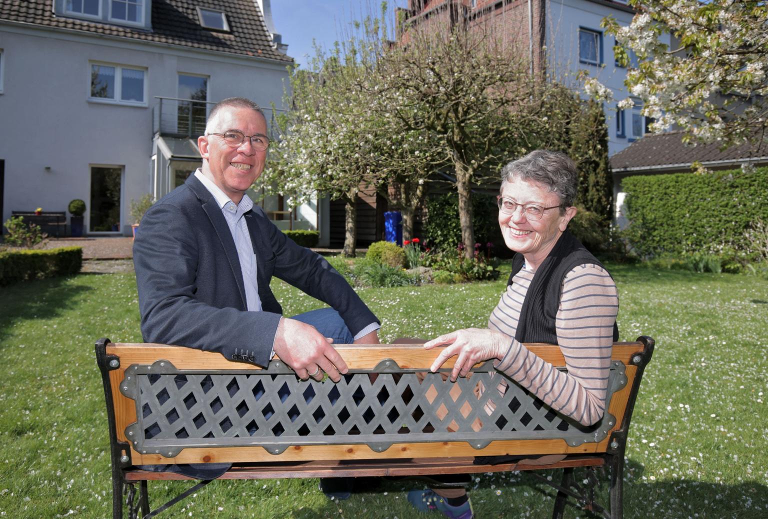 Claus F. Lücker und Maria Hungerkamp im großen Garten der Stadtoase. Dort fand auch das Abschiedsfest statt. (c) Dirk Jochmann