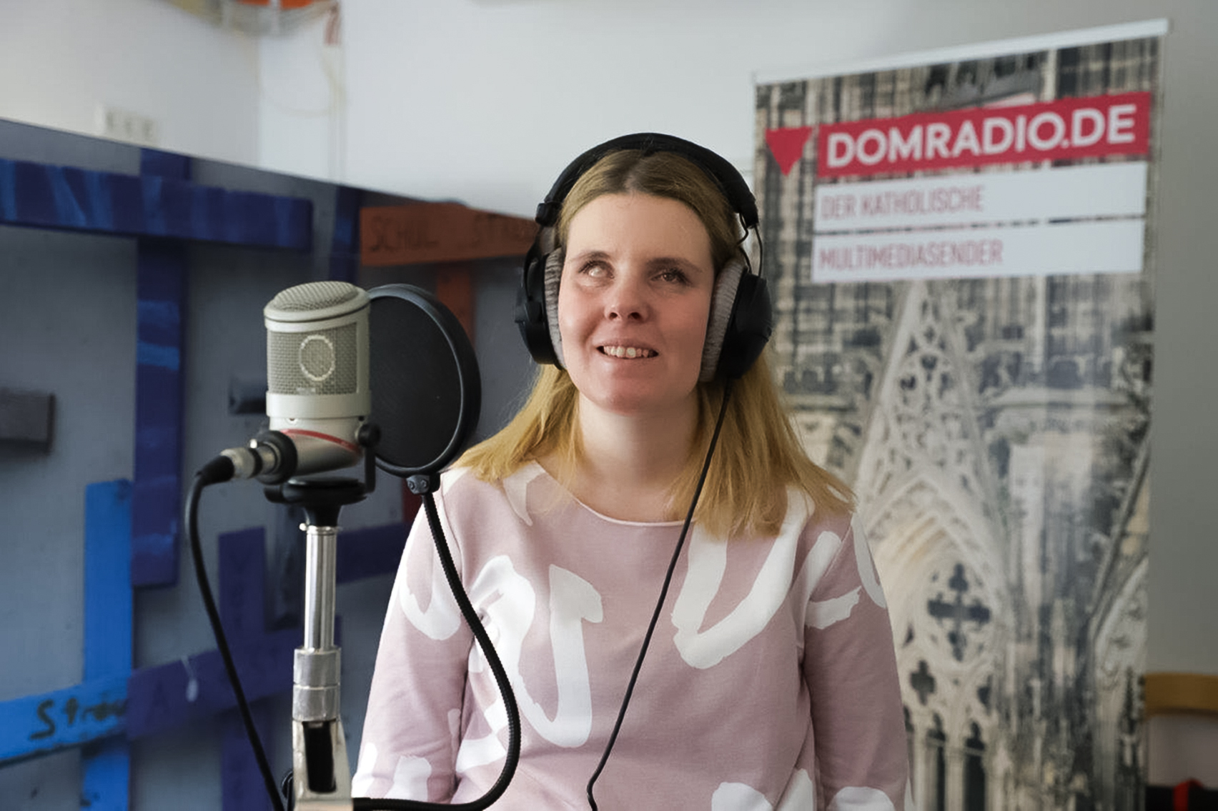 Auch nach ihrem Volontariat  arbeitet Linda Odenius als freie Mitarbeiterin für das Domradio. (c) Domradio.de