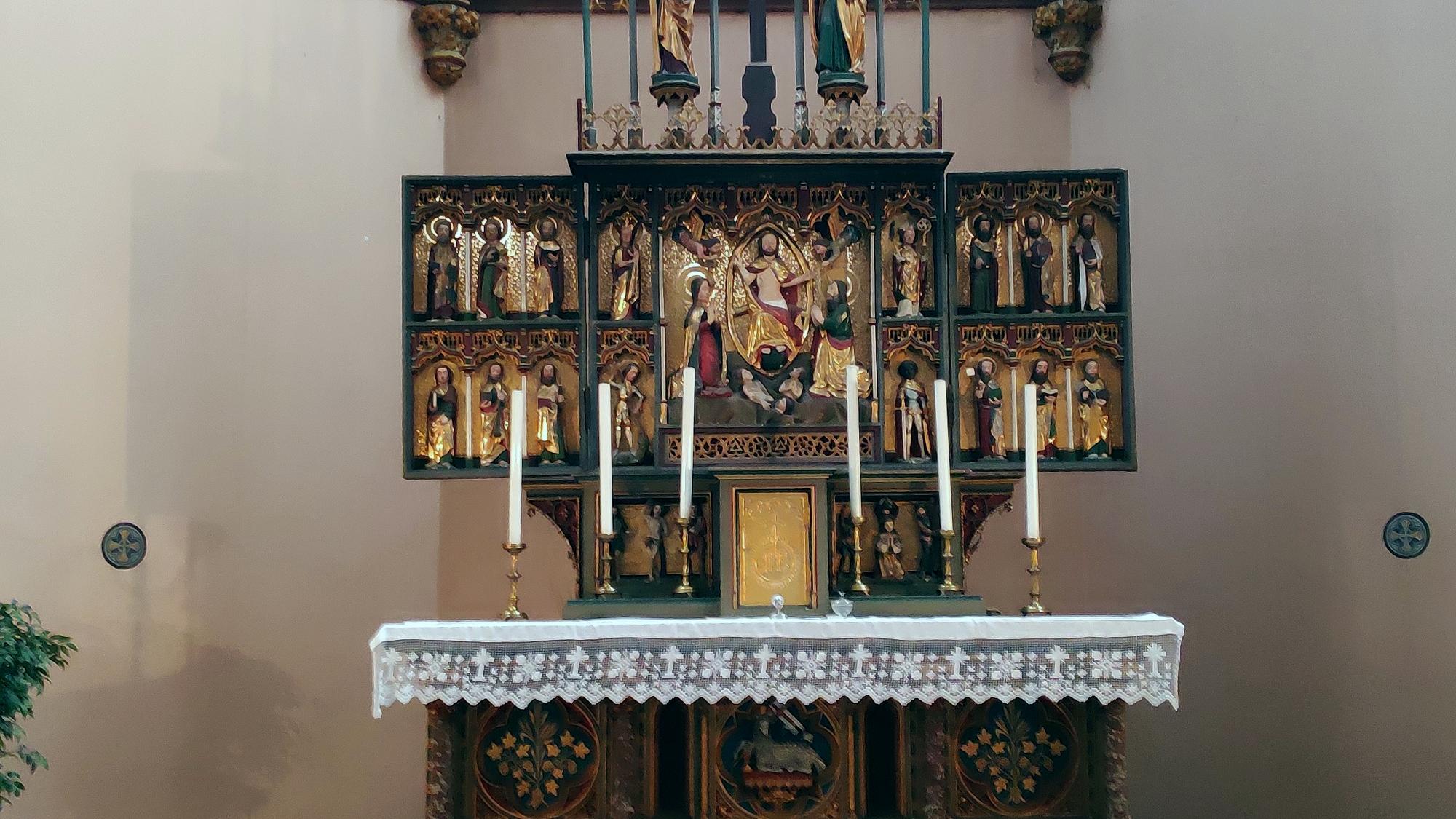 Der Altar noch vollständig: Die goldene Tür des Tabernakels wurde gestohlen. (c) Foto: Jan Lange
