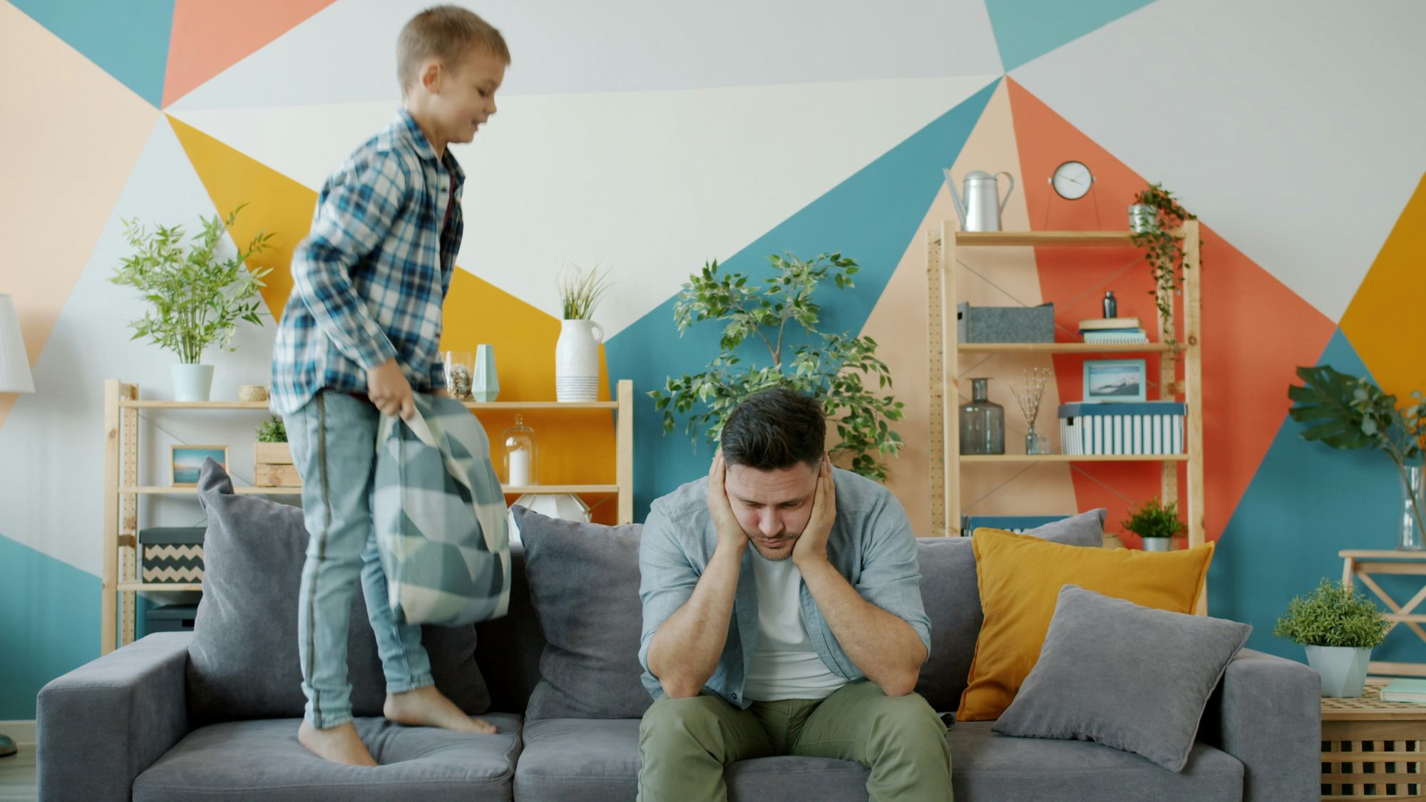 Was ist bloß mit Papa los?  Kinder haben feine Antennen. (c) VItaly Gariev/unsplash.com
