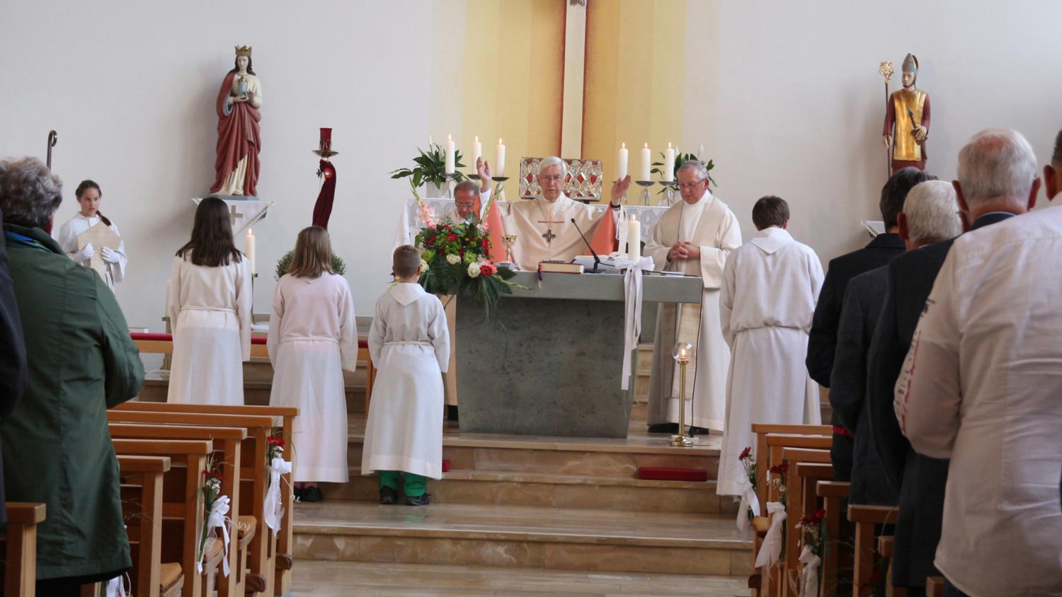 Gerne lässt sich der Weihbischof zu Festtagen einladen. In Welz feierte er den 50. Weihetag der Kirche mit den Gläubigen in einer Messe. (c) Foto: Dorothée Schenk